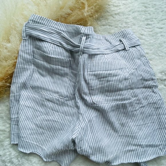 High-waisted flare shorts w/belt - Picture 2 of 2